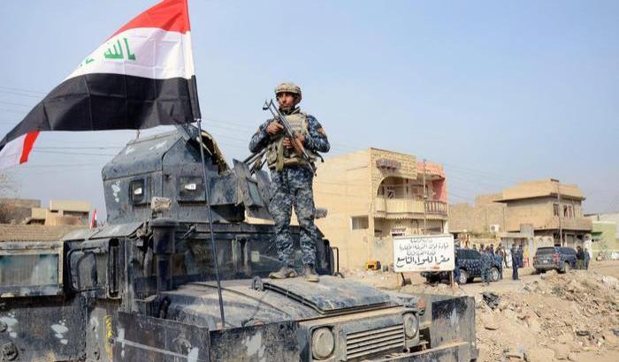 L'Isis in fuga uccide 40 civili e li appende ai lampioni di Musul