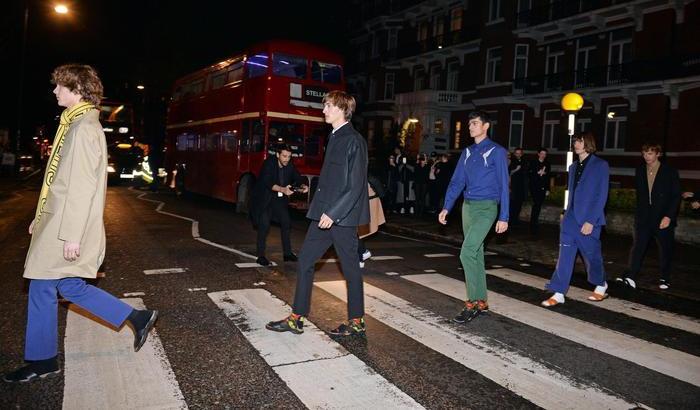 Stella McCartney ad Abbey Road come Paul e gli altri Beatles: ma per moda