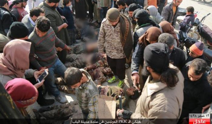 I miliziani dell'Isis accanto ai cadaveri dei curdi