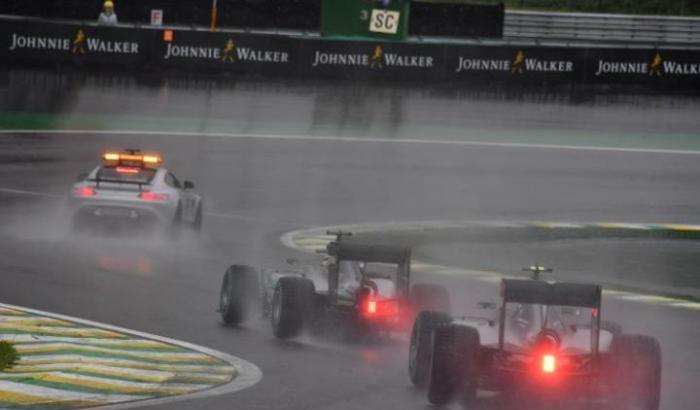 Incidente Raikkonen, ira Vettel: fermate la gara, in quanti si devono schiantare?