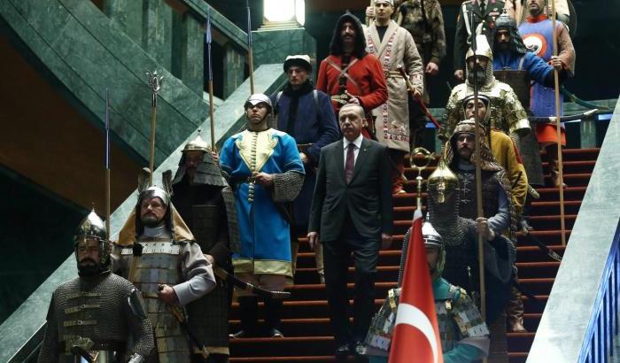 Erdogan come un Sultano in mezzo alle guardie imperiali