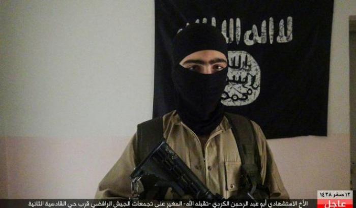 Siete traditori: l'Isis taglia la testa e tre suoi miliziani