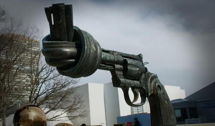 La scultura per la Pace davanti alla sede delle Nazioni Unite, New York