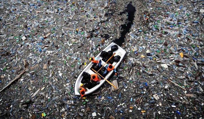 Un mare di plastica, allarme Legambiente: è il 96% dei rifiuti galleggianti