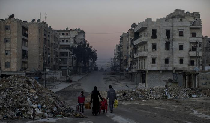 Aleppo, una famiglia tra le strade deserte