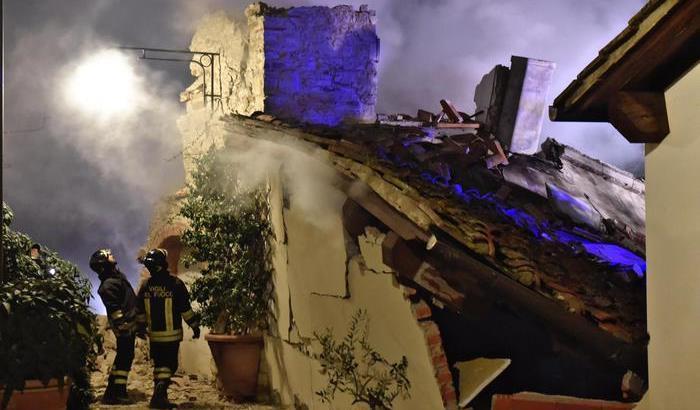 Crolla una villetta nella periferia di Firenze: vivi padre e 2 figlie, morta la madre