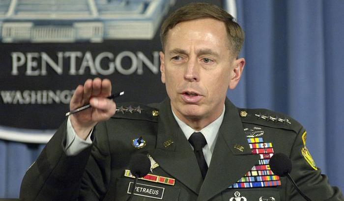 Coordinava i centri di tortura: Trump pensa al generale Petraeus capo del Pentagono