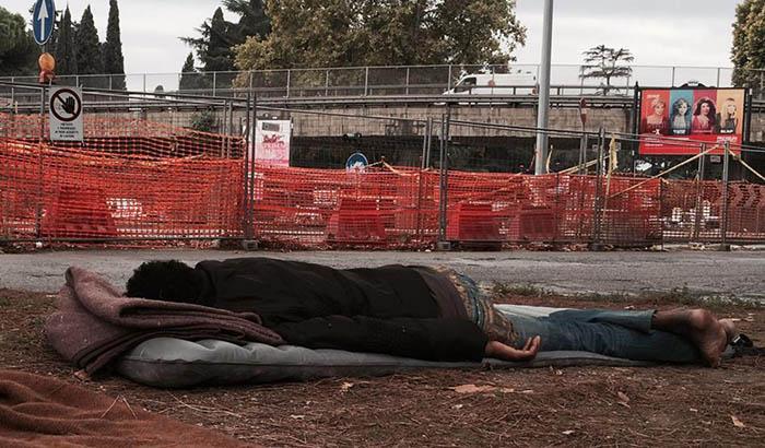 Freddo, fame, sgomberi per i migranti a Roma: se questo è un uomo