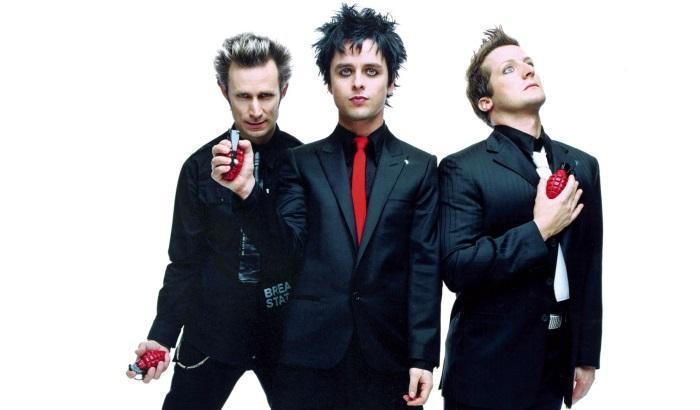 Lo slogan dei Green Day agli Ama:"No Trump, no KKK, no fascist Usa"