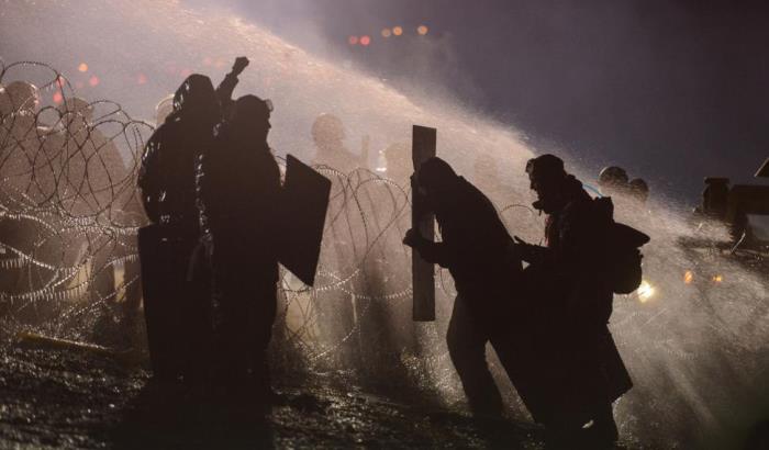 Cannoni d'acqua per reprimere la protesta dei Sioux contro l'oleodotto