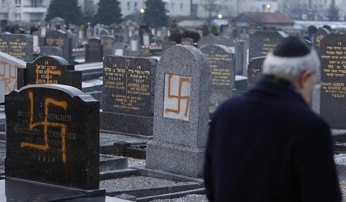 Usa: cimitero ebraico, svastiche sulle lapidi