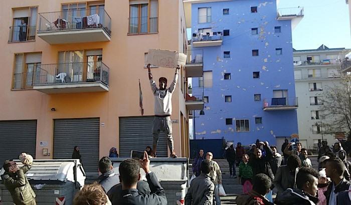 Torino, esplode la rabbia dei migranti dell'ex Moi dopo l'attacco xenofobo