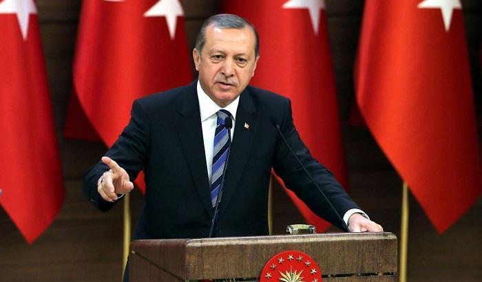 Erdogan minaccia l'Ue: permetterò ai migranti di valicare la frontiera