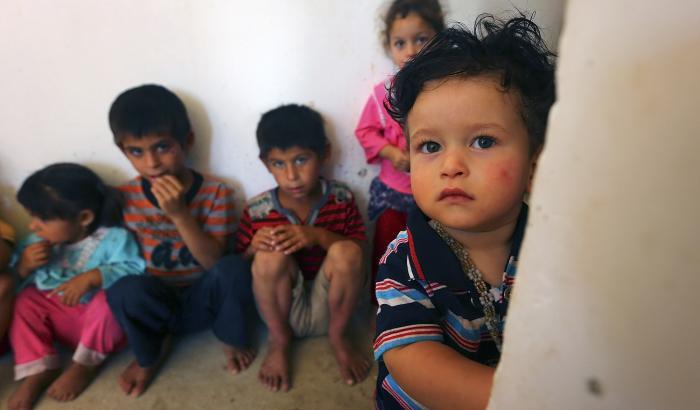 Bimbo di 7 anni cerca di fuggire da Mosul: ucciso da un cecchino dell'Isis