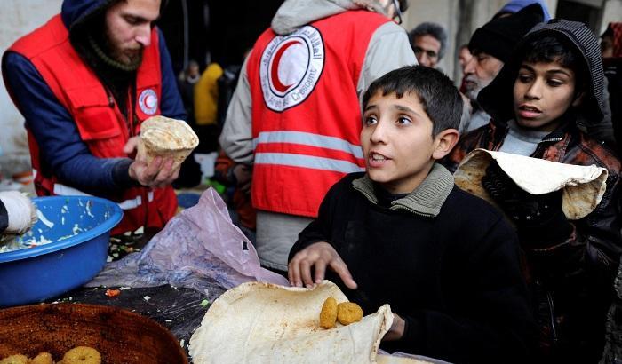 033CAB-volontari-distribuiscono-cibo-ad-aleppo-est Volontari distribuiscono cibo ad Aleppo Est