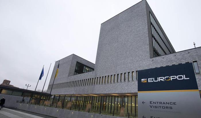 L'allarme di Europol: possibili attentati dell'Isis in Europa con autobombe