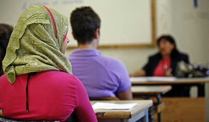 Non indossa il velo islamico a scuola: picchiata dalla madre