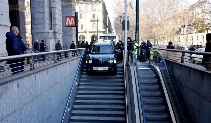 Torino, sbaglia ingresso del parcheggio: il Suv finisce sulle scale della metro