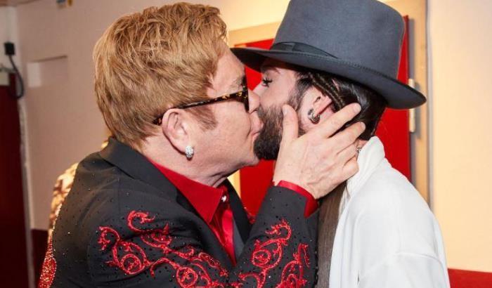 Lapidazione per i gay: anche Elton John invita a boicottare il sultano del Brunei