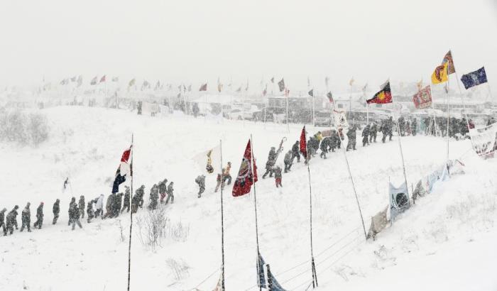 Una tempesta di neve sulla protesta Sioux: in centinaia bloccati all'addiaccio