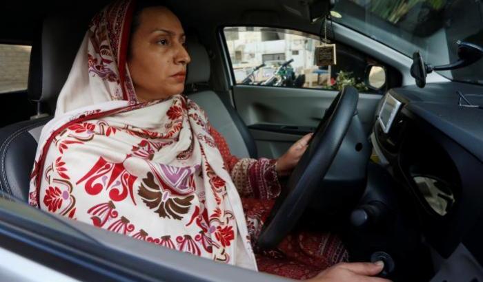 Una delle donne tassiste_ Aasia Abdul Aziz REUTERS/Akhtar Soomro