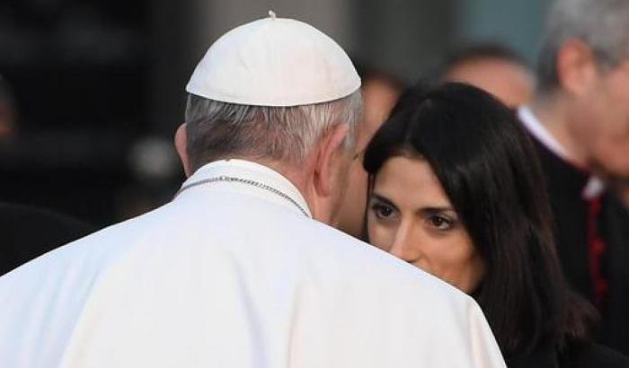 Lunga e cordiale stretta di mano tra il Papa e la Raggi