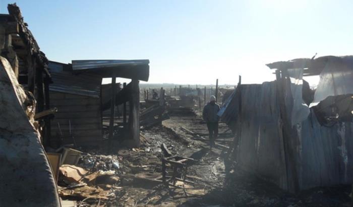 Incendio nel "Ghetto dei bulgari" a Foggia, muore un ventenne