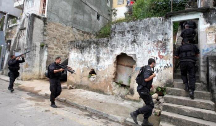 La polizia in azione nella favela Ladeira dos Tabajaras