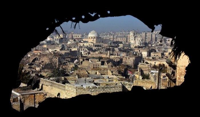 Fallisce l'evacuazione di Aleppo est: nonostante la tregua ripresi i raid aerei