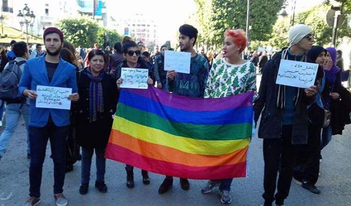 Manifestazione a Tunisi per i diritti degli omosessuali
