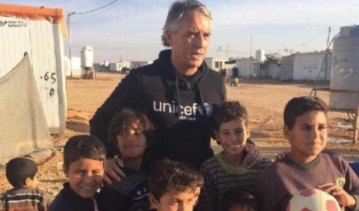 Roberto Mancini con l'Unicef visita un campo di rifugiati fuggiti dalla Siria