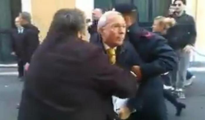I Forconi aggrediscono Osvaldo Napoli, fermati dai carabinieri: il video