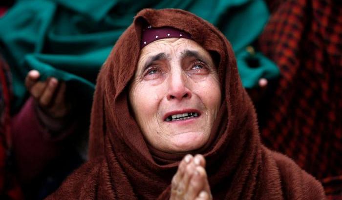 Kashmir, devota durante l'esposizione della reliquia di Maometto