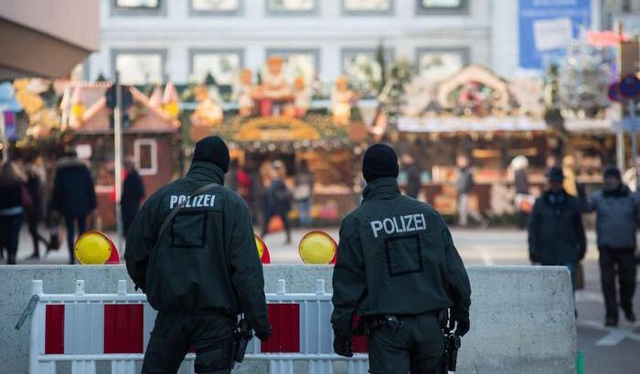 Tir contro un mercatino natalizio a Berlino fa strage: 12 vittime