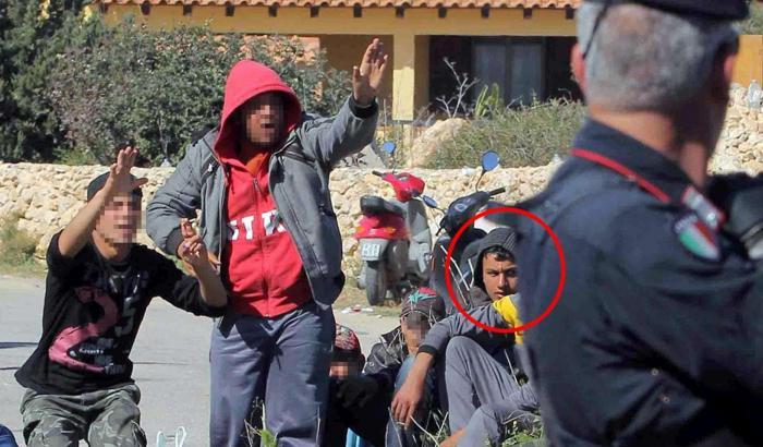 La foto che mostra Amri a Lampedusa dopo una rivolta di migranti