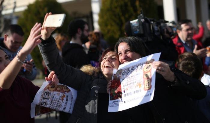 Spagna, la lotteria di Natale bacia il partito socialista: vinti 56 milioni