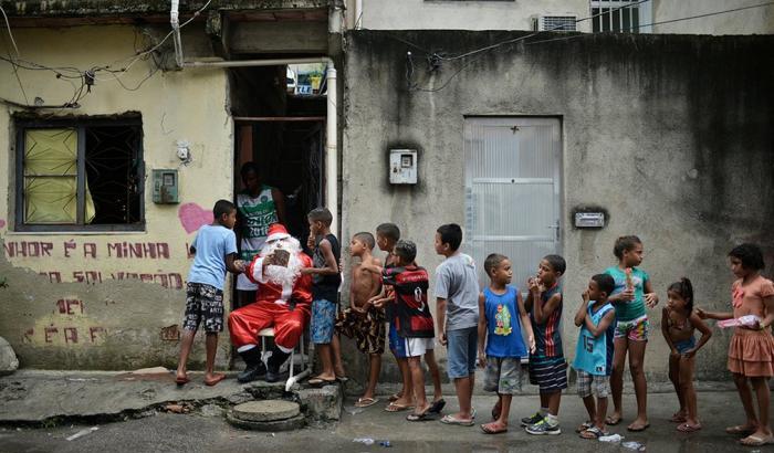 Babbo Natale porta i regali nella favela più povera di Rio