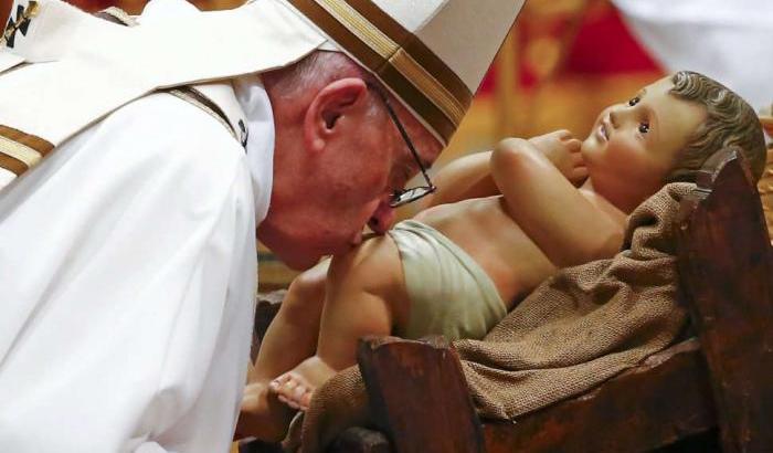 Il Papa prega per i bimbi che vivono sotto le bombe e che muiono nei barconi