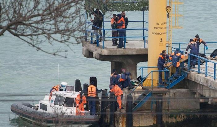 Soccorritori recuperano i resti dell'aereo precipitato sul Mar Nero