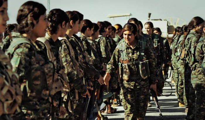 Le donne curde in prima linea contro l'Isis: combattiamo per libertà e diritti