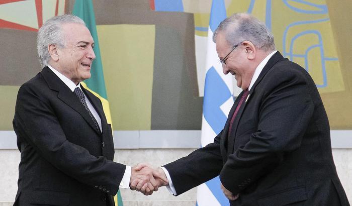 Il presidente brasiliano Michel Temer stringe la mano all'ambasciatore Kyriakos Amiridis