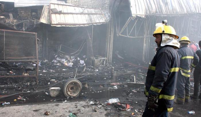 Due kamikaze si fanno esplodere in mercato di Bagdad: 28 vittime