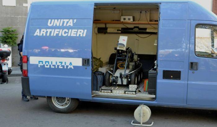 Scoppia pacco-bomba a Firenze: poliziotto perde mano e occhio