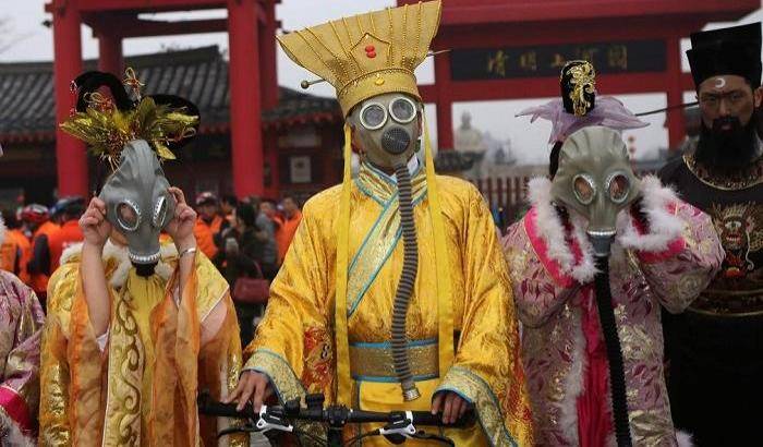 Cina, contro lo smog: in abiti tradizionali, ma con maschere anti-gas