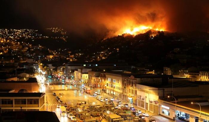 Il cielo di Valparaiso si tinge di rosso: l'incendio avvolge la città