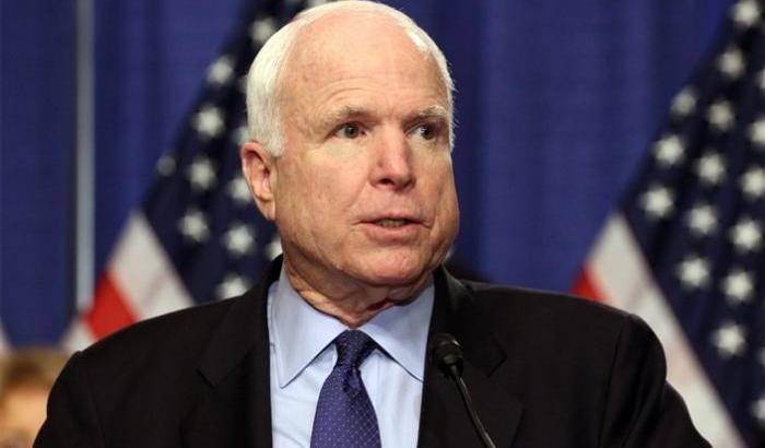 John McCain contro gli hacker russi. “Gli Usa non hanno una strategia per fermarli”