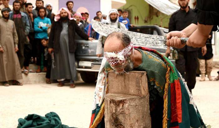 L'Isis decapita in pubblico un anziano: è un mago, quindi apostata
