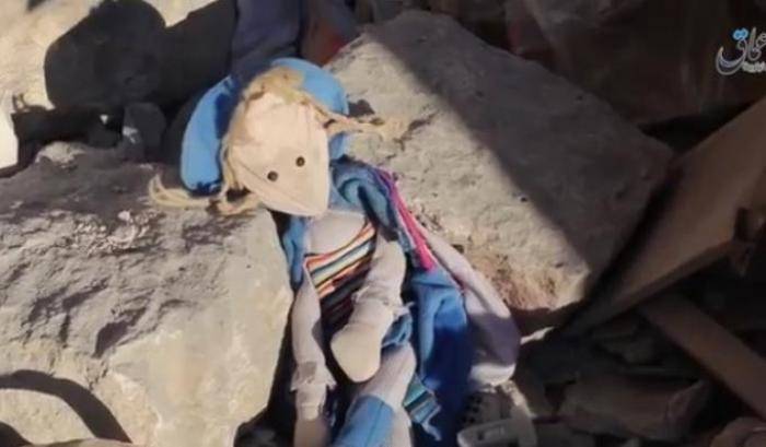 Una bambola di pezza tra le macerie di una casa bombardata a Mosul