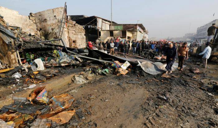 Autobomba in un mercato di Baghdad: 13 morti, l'Isis rivendica