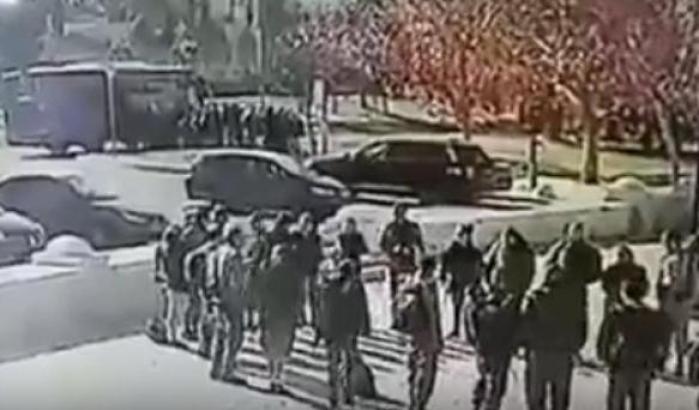 Gerusalemme, tir sui militari: le immagini dell&rsquo;attentato